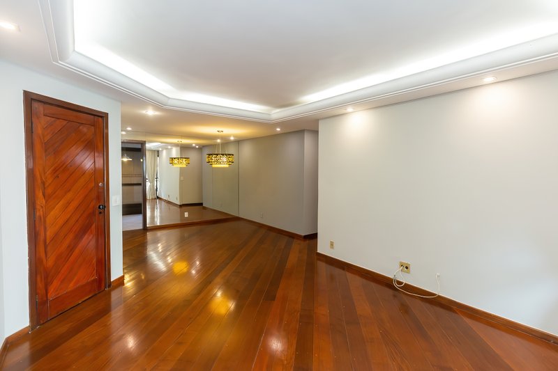 ALUGO APARTAMENTO AMPLO E ELEGANTE EM MOEMA — 4 DORMITÓRIOS, 1 SUÍTE E 2 VAGAS DE GARAGEM Avenida Pavão São Paulo - 