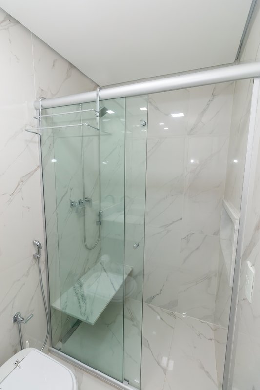 ALUGO APARTAMENTO AMPLO E ELEGANTE EM MOEMA — 4 DORMITÓRIOS, 1 SUÍTE E 2 VAGAS DE GARAGEM Avenida Pavão São Paulo - 