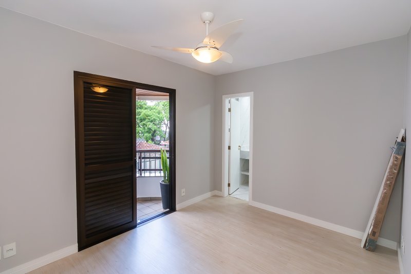 ALUGO APARTAMENTO AMPLO E ELEGANTE EM MOEMA — 4 DORMITÓRIOS, 1 SUÍTE E 2 VAGAS DE GARAGEM Avenida Pavão São Paulo - 