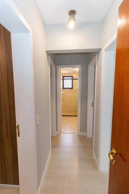 ALUGO APARTAMENTO AMPLO E ELEGANTE EM MOEMA — 4 DORMITÓRIOS, 1 SUÍTE E 2 VAGAS DE GARAGEM Avenida Pavão São Paulo - 