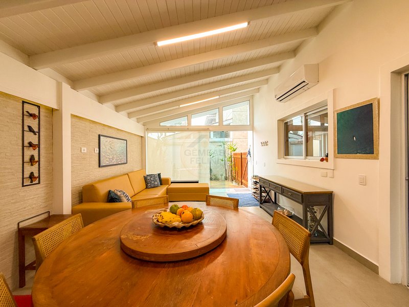 Casa aconchegante em Condomínio na Praia de Juquehy - À VENDA  São Sebastião - 