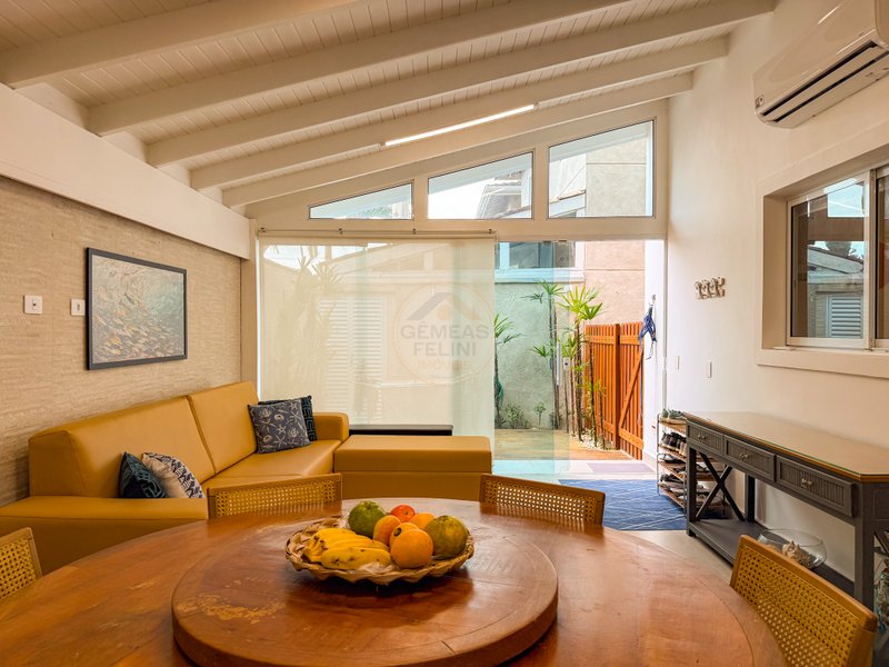 Casa aconchegante em Condomínio na Praia de Juquehy - À VENDA  São Sebastião - 