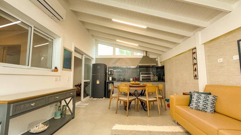 Casa aconchegante em Condomínio na Praia de Juquehy - À VENDA  São Sebastião - 