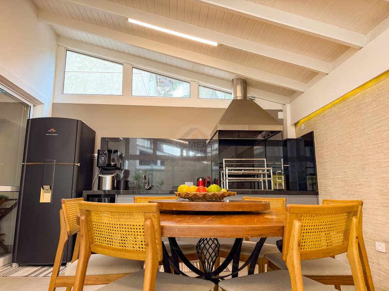 Casa aconchegante em Condomínio na Praia de Juquehy - À VENDA  São Sebastião - 