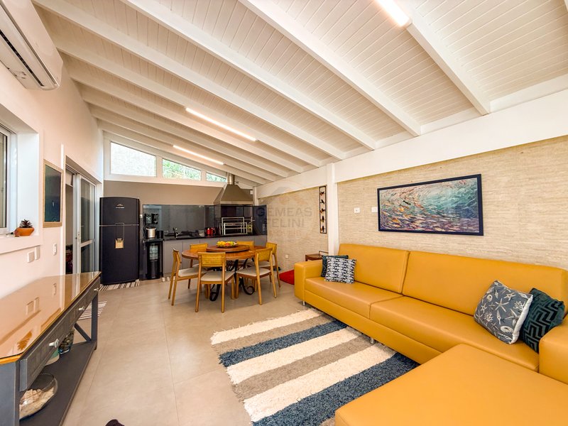 Casa aconchegante em Condomínio na Praia de Juquehy - À VENDA  São Sebastião - 