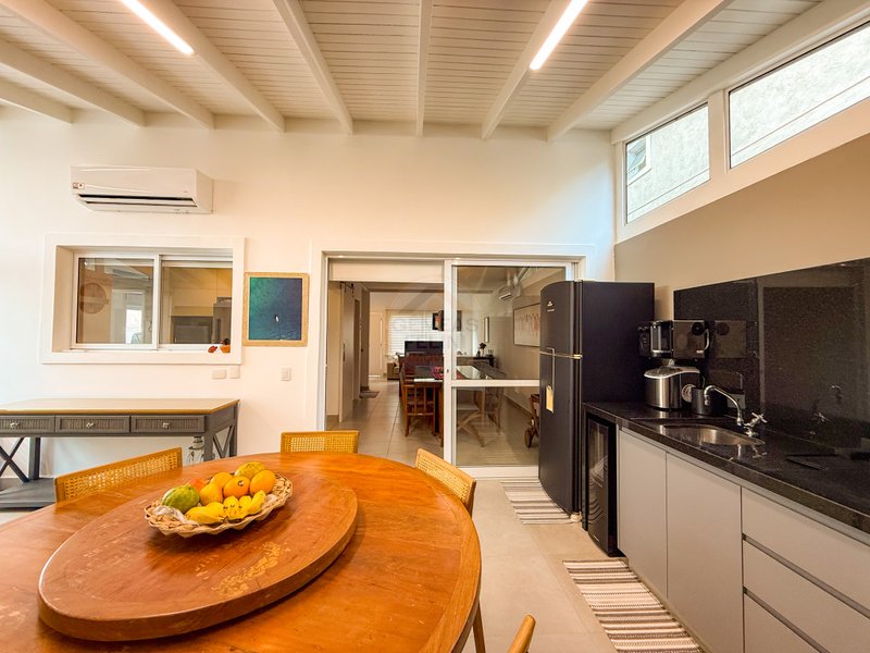 Casa aconchegante em Condomínio na Praia de Juquehy - À VENDA  São Sebastião - 