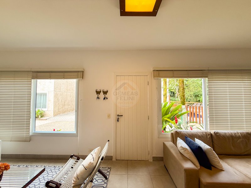 Casa aconchegante em Condomínio na Praia de Juquehy - À VENDA  São Sebastião - 