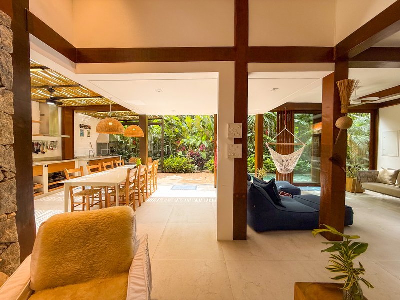 Casa de Alto Padr&atilde;o Condom&iacute;nio - Reformada, Sofisticada e Integrada &aacute; Natureza - VENDA  São Sebastião - 