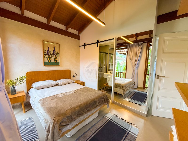 Casa de Alto Padr&atilde;o Condom&iacute;nio - Reformada, Sofisticada e Integrada &aacute; Natureza - VENDA  São Sebastião - 