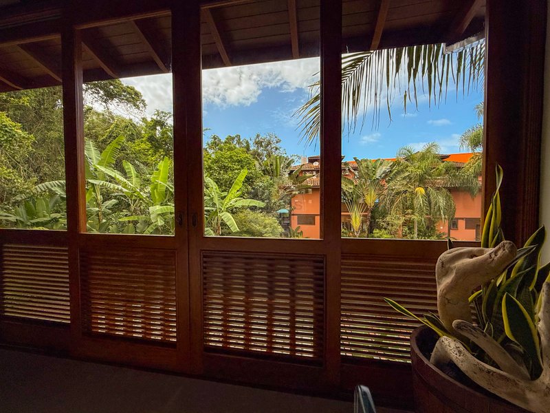 Casa de Alto Padr&atilde;o Condom&iacute;nio - Reformada, Sofisticada e Integrada &aacute; Natureza - VENDA  São Sebastião - 