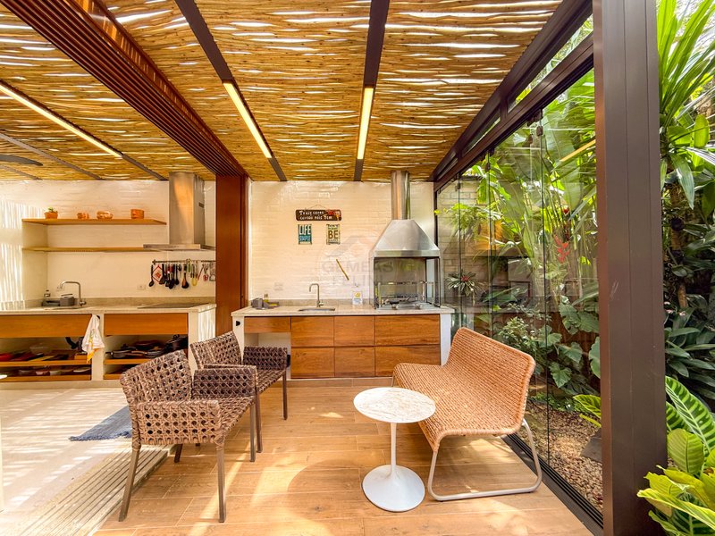 Casa de Alto Padr&atilde;o Condom&iacute;nio - Reformada, Sofisticada e Integrada &aacute; Natureza - VENDA  São Sebastião - 