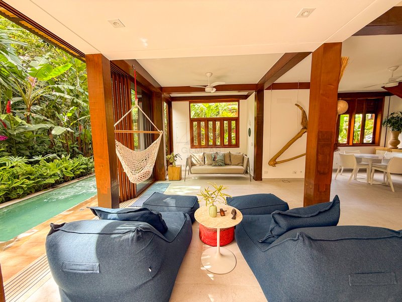 Casa de Alto Padr&atilde;o Condom&iacute;nio - Reformada, Sofisticada e Integrada &aacute; Natureza - VENDA  São Sebastião - 