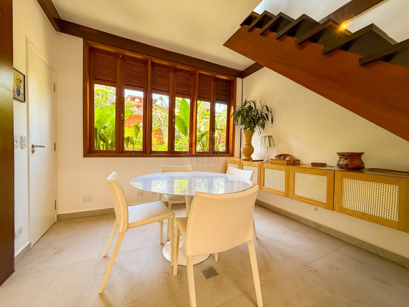 Casa de Alto Padr&atilde;o Condom&iacute;nio - Reformada, Sofisticada e Integrada &aacute; Natureza - VENDA  São Sebastião - 