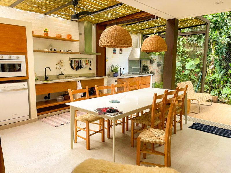 Casa no Condomínio com Piscina Privativa e Natureza - VENDA  São Sebastião - 