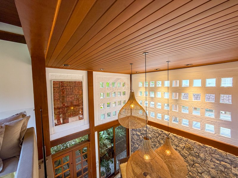 Casa de Alto Padr&atilde;o Condom&iacute;nio - Reformada, Sofisticada e Integrada &aacute; Natureza - VENDA  São Sebastião - 