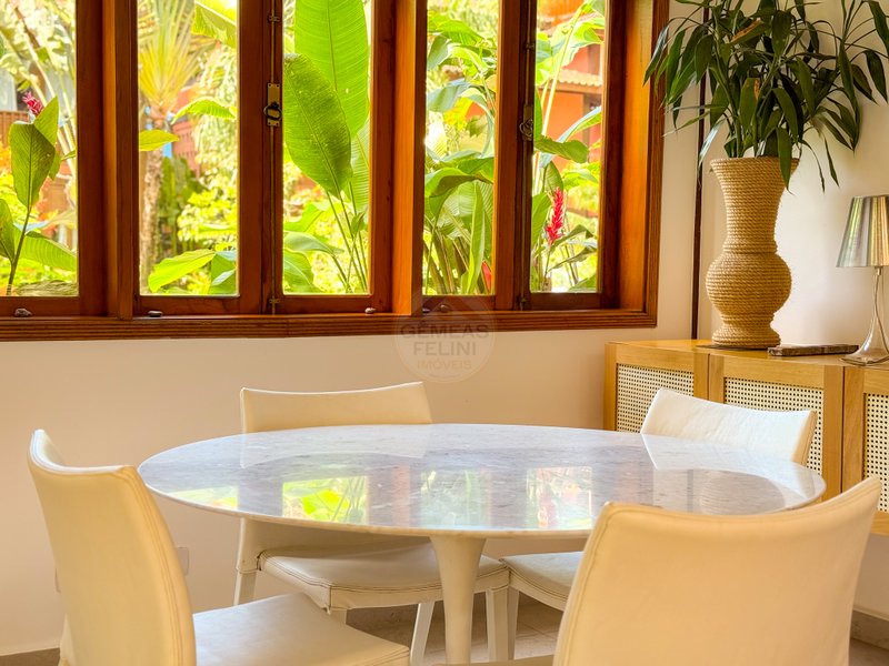 Casa de Alto Padr&atilde;o Condom&iacute;nio - Reformada, Sofisticada e Integrada &aacute; Natureza - VENDA  São Sebastião - 