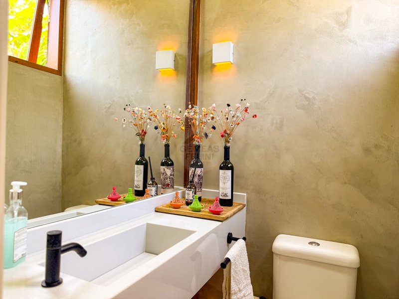 Casa de Alto Padr&atilde;o Condom&iacute;nio - Reformada, Sofisticada e Integrada &aacute; Natureza - VENDA  São Sebastião - 