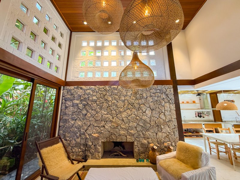 Casa de Alto Padr&atilde;o Condom&iacute;nio - Reformada, Sofisticada e Integrada &aacute; Natureza - VENDA  São Sebastião - 