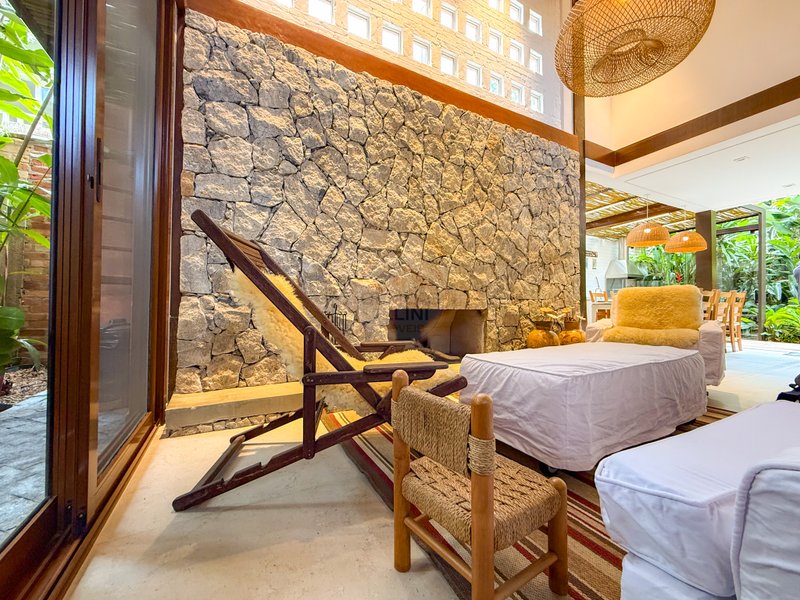 Casa de Alto Padr&atilde;o Condom&iacute;nio - Reformada, Sofisticada e Integrada &aacute; Natureza - VENDA  São Sebastião - 