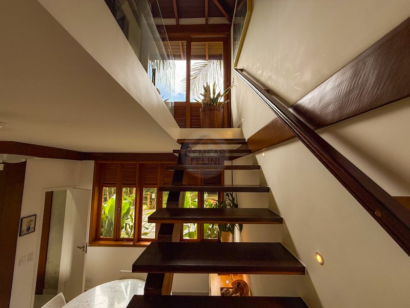 Casa de Alto Padr&atilde;o Condom&iacute;nio - Reformada, Sofisticada e Integrada &aacute; Natureza - VENDA  São Sebastião - 