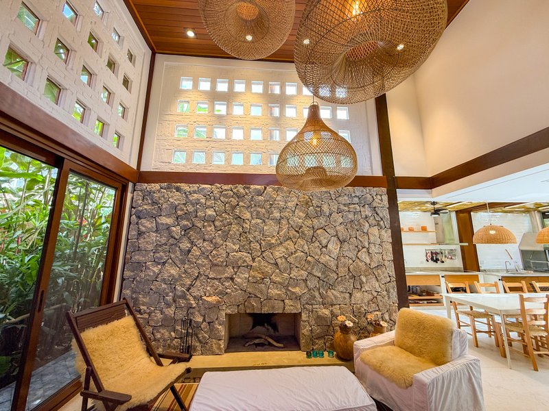 Casa de Alto Padr&atilde;o Condom&iacute;nio - Reformada, Sofisticada e Integrada &aacute; Natureza - VENDA  São Sebastião - 