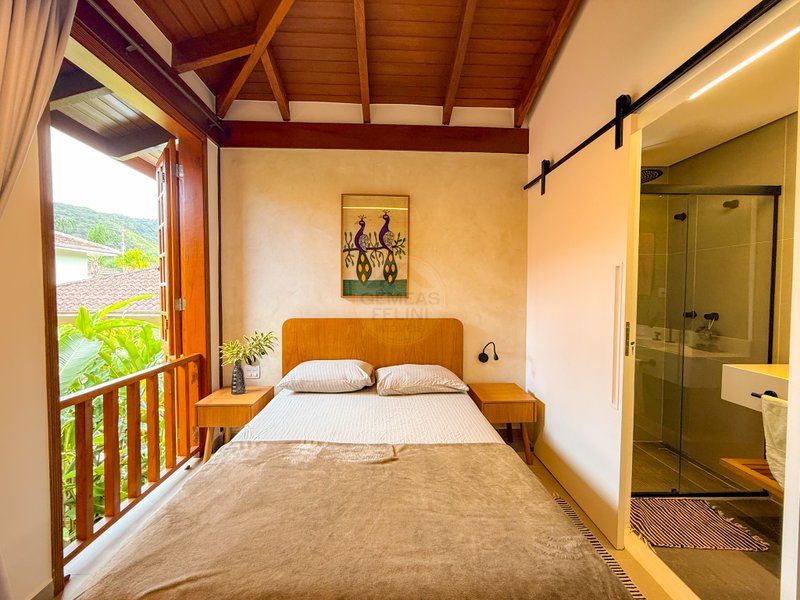 Casa de Alto Padr&atilde;o Condom&iacute;nio - Reformada, Sofisticada e Integrada &aacute; Natureza - VENDA  São Sebastião - 