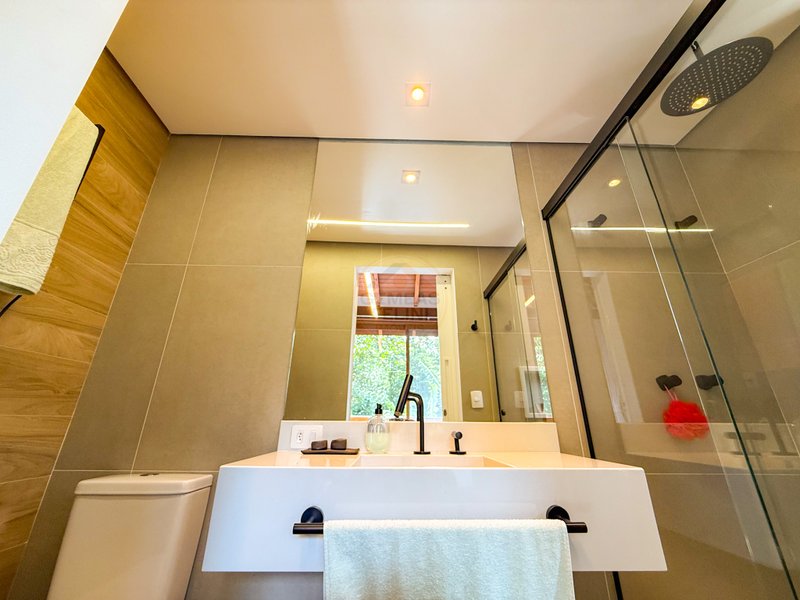 Casa de Alto Padr&atilde;o Condom&iacute;nio - Reformada, Sofisticada e Integrada &aacute; Natureza - VENDA  São Sebastião - 