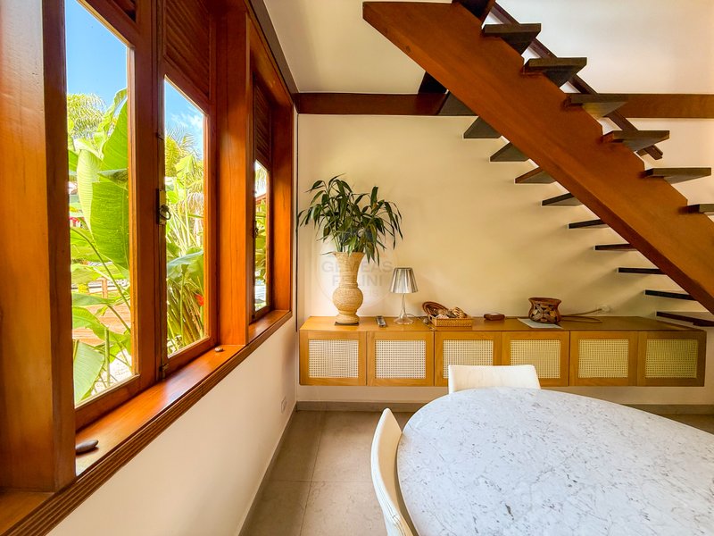 Casa de Alto Padr&atilde;o Condom&iacute;nio - Reformada, Sofisticada e Integrada &aacute; Natureza - VENDA  São Sebastião - 