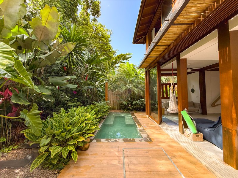 Casa de Alto Padr&atilde;o Condom&iacute;nio - Reformada, Sofisticada e Integrada &aacute; Natureza - VENDA  São Sebastião - 