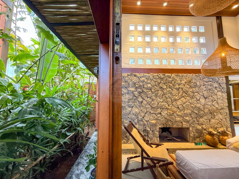 Casa de Alto Padr&atilde;o Condom&iacute;nio - Reformada, Sofisticada e Integrada &aacute; Natureza - VENDA  São Sebastião - 