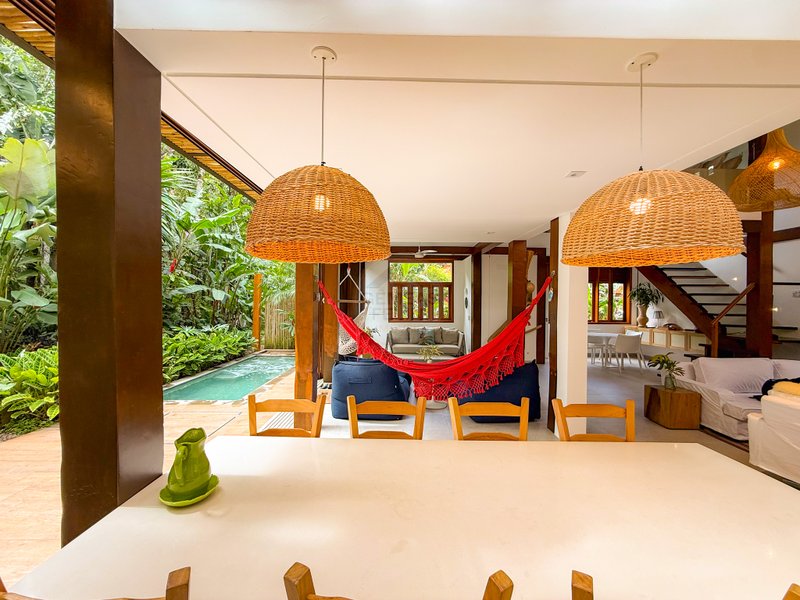 Casa de Alto Padr&atilde;o Condom&iacute;nio - Reformada, Sofisticada e Integrada &aacute; Natureza - VENDA  São Sebastião - 