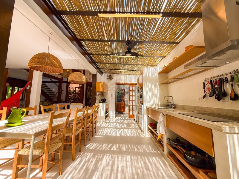 Casa de Alto Padr&atilde;o Condom&iacute;nio - Reformada, Sofisticada e Integrada &aacute; Natureza - VENDA  São Sebastião - 