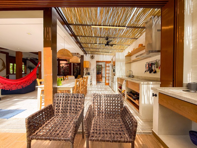 Casa de Alto Padr&atilde;o Condom&iacute;nio - Reformada, Sofisticada e Integrada &aacute; Natureza - VENDA  São Sebastião - 