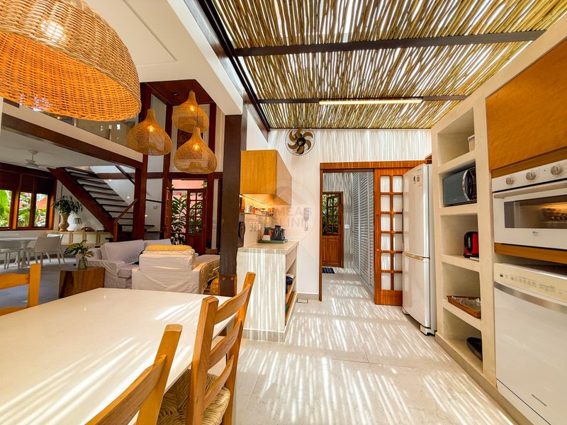 Casa de Alto Padr&atilde;o Condom&iacute;nio - Reformada, Sofisticada e Integrada &aacute; Natureza - VENDA  São Sebastião - 