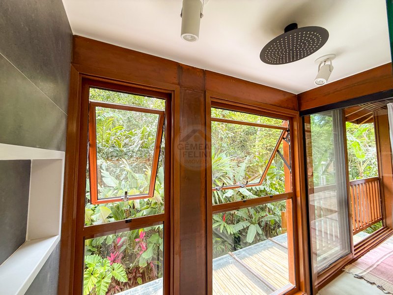 Casa de Alto Padr&atilde;o Condom&iacute;nio - Reformada, Sofisticada e Integrada &aacute; Natureza - VENDA  São Sebastião - 