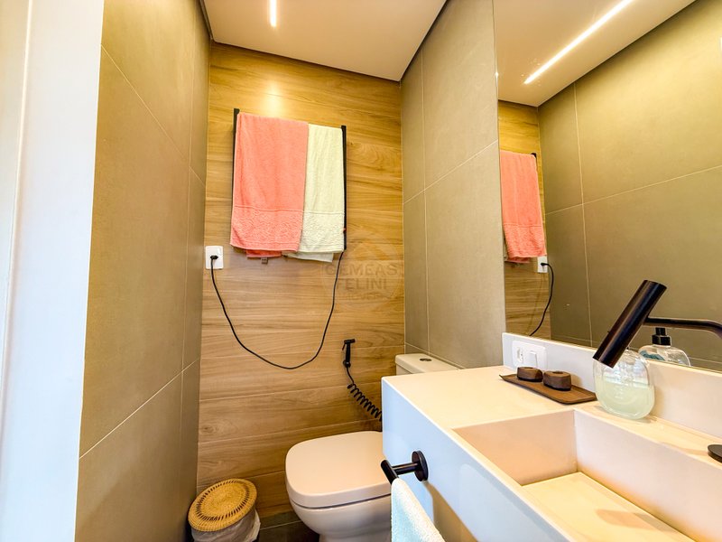 Casa de Alto Padr&atilde;o Condom&iacute;nio - Reformada, Sofisticada e Integrada &aacute; Natureza - VENDA  São Sebastião - 