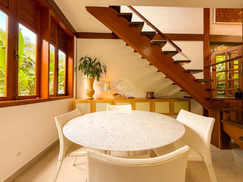 Casa de Alto Padr&atilde;o Condom&iacute;nio - Reformada, Sofisticada e Integrada &aacute; Natureza - VENDA  São Sebastião - 