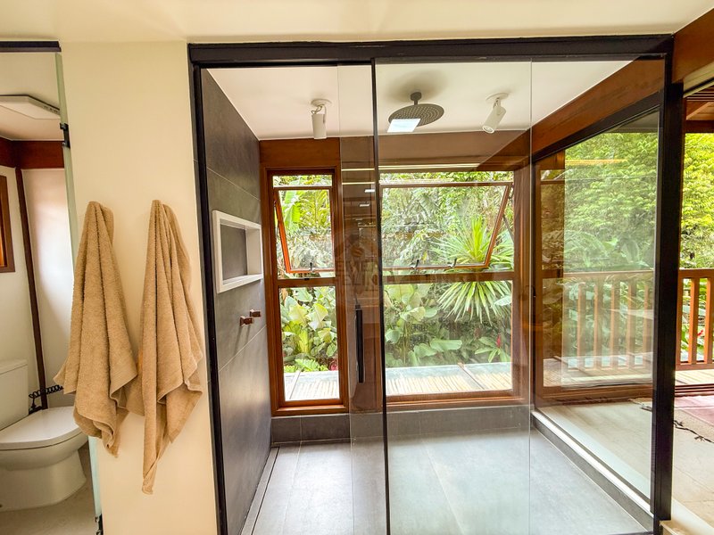 Casa de Alto Padr&atilde;o Condom&iacute;nio - Reformada, Sofisticada e Integrada &aacute; Natureza - VENDA  São Sebastião - 