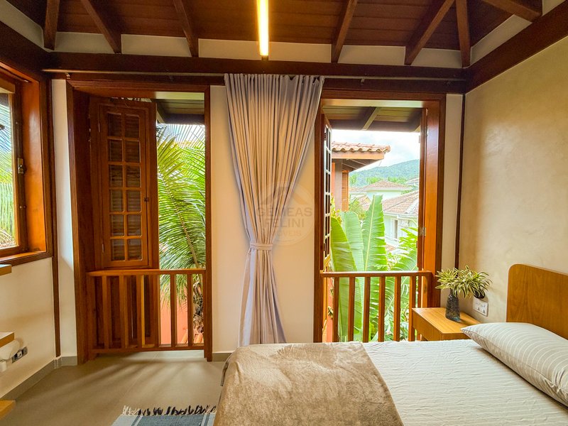 Casa de Alto Padr&atilde;o Condom&iacute;nio - Reformada, Sofisticada e Integrada &aacute; Natureza - VENDA  São Sebastião - 