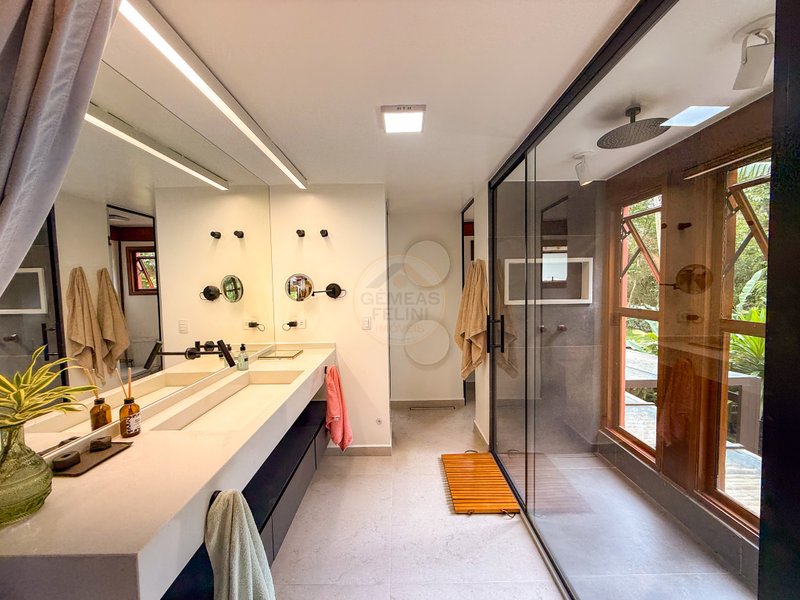 Casa de Alto Padr&atilde;o Condom&iacute;nio - Reformada, Sofisticada e Integrada &aacute; Natureza - VENDA  São Sebastião - 