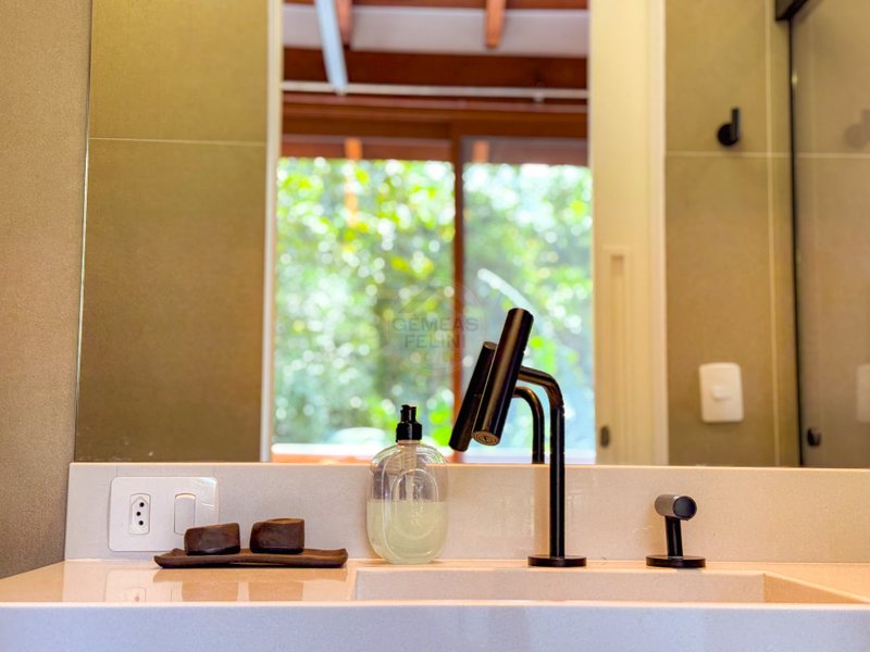 Casa de Alto Padr&atilde;o Condom&iacute;nio - Reformada, Sofisticada e Integrada &aacute; Natureza - VENDA  São Sebastião - 