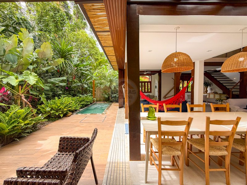 Casa de Alto Padr&atilde;o Condom&iacute;nio - Reformada, Sofisticada e Integrada &aacute; Natureza - VENDA  São Sebastião - 