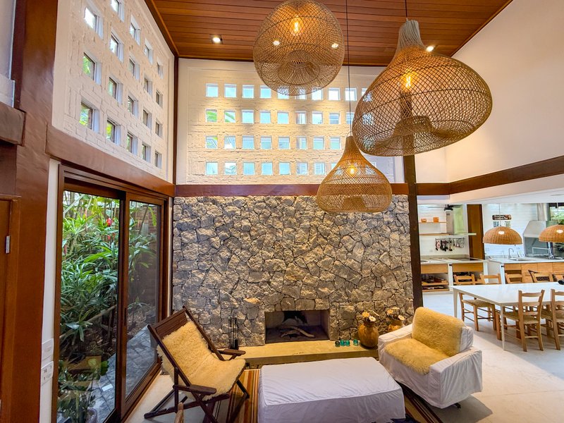 Casa de Alto Padr&atilde;o Condom&iacute;nio - Reformada, Sofisticada e Integrada &aacute; Natureza - VENDA  São Sebastião - 