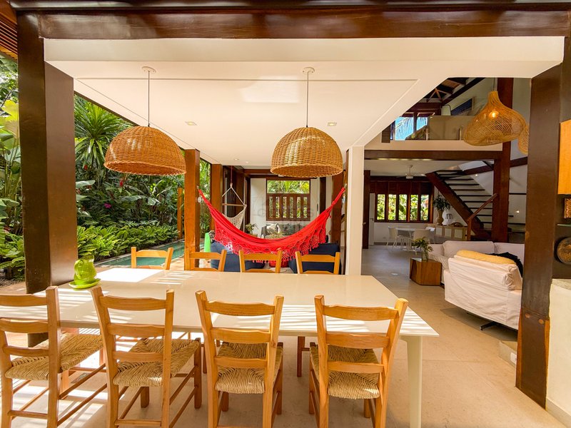 Casa de Alto Padr&atilde;o Condom&iacute;nio - Reformada, Sofisticada e Integrada &aacute; Natureza - VENDA  São Sebastião - 