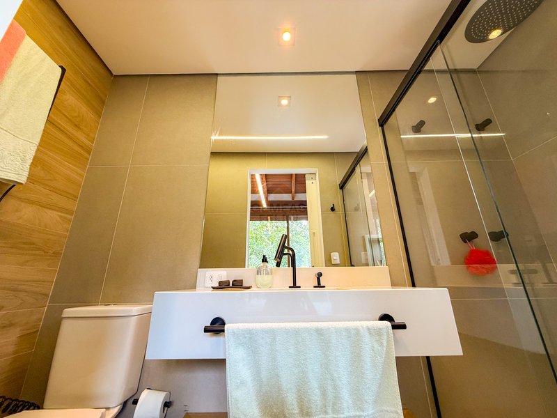 Casa de Alto Padr&atilde;o Condom&iacute;nio - Reformada, Sofisticada e Integrada &aacute; Natureza - VENDA  São Sebastião - 