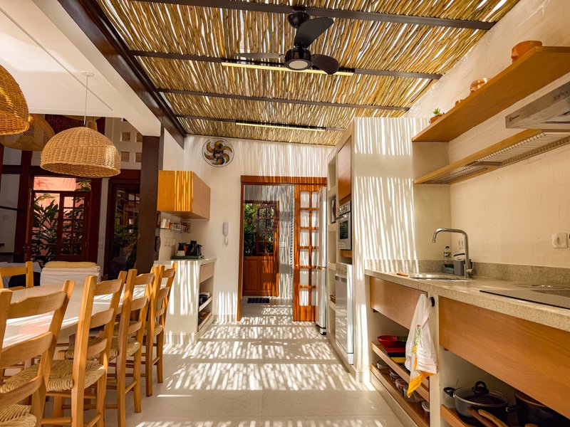 Casa de Alto Padr&atilde;o Condom&iacute;nio - Reformada, Sofisticada e Integrada &aacute; Natureza - VENDA  São Sebastião - 