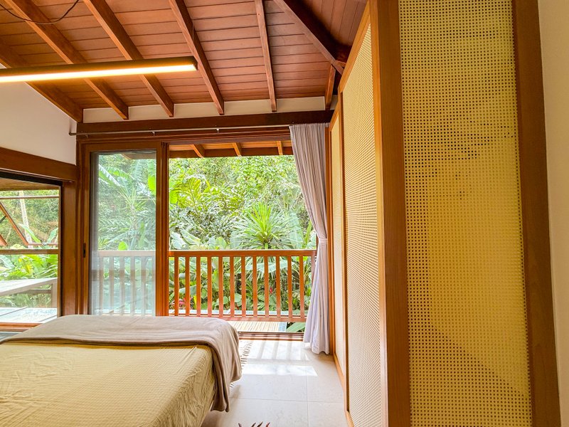 Casa de Alto Padr&atilde;o Condom&iacute;nio - Reformada, Sofisticada e Integrada &aacute; Natureza - VENDA  São Sebastião - 