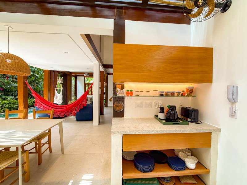 Casa de Alto Padr&atilde;o Condom&iacute;nio - Reformada, Sofisticada e Integrada &aacute; Natureza - VENDA  São Sebastião - 