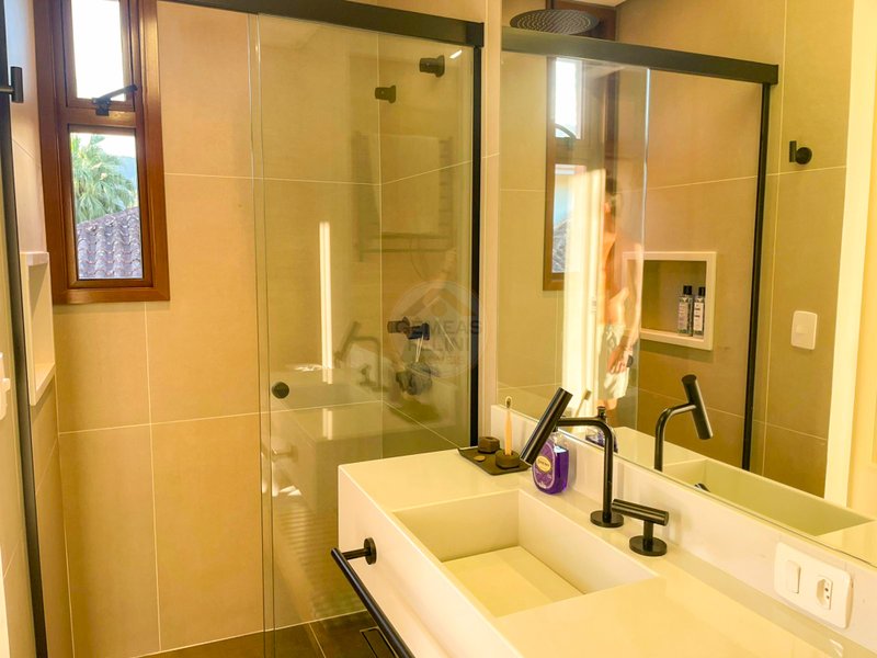 Casa no Condomínio com Piscina Privativa e Natureza - VENDA  São Sebastião - 