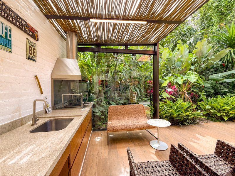 Casa de Alto Padr&atilde;o Condom&iacute;nio - Reformada, Sofisticada e Integrada &aacute; Natureza - VENDA  São Sebastião - 